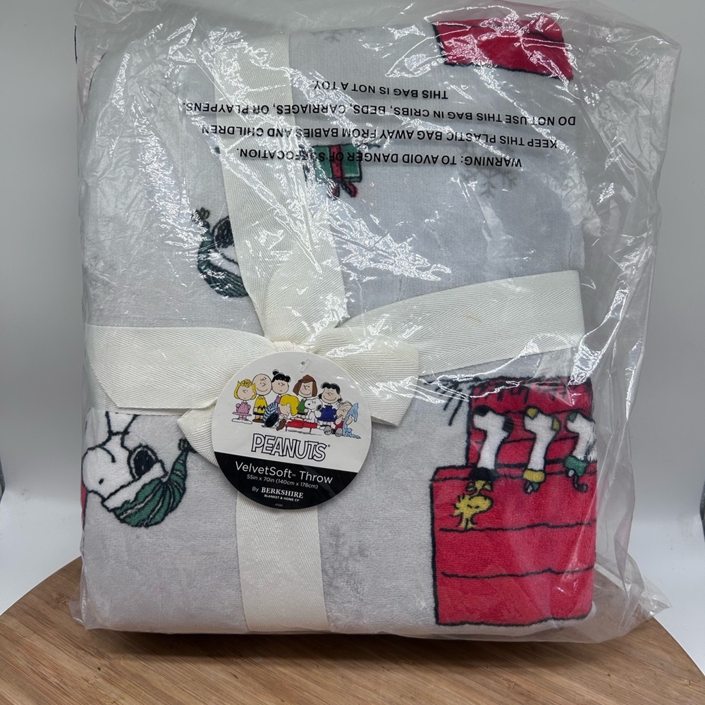 Berkshire Blanket Velvet Soft 55" x 70" Peanuts Throw‎ Snoopy Christmas New